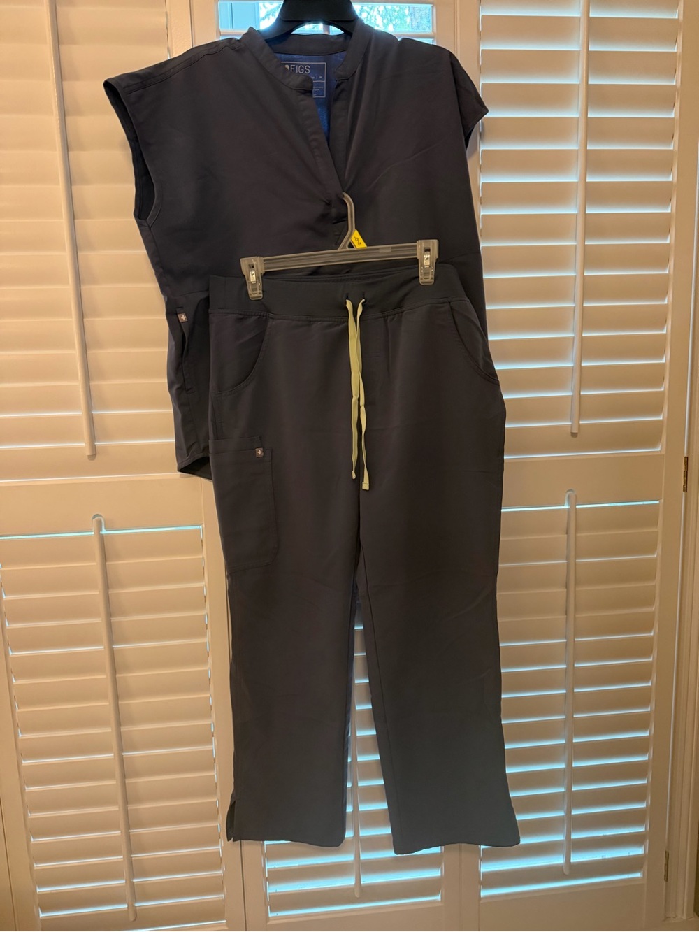 Figs womens Performance straight leg pants (LP) and Rafaela top (medium)